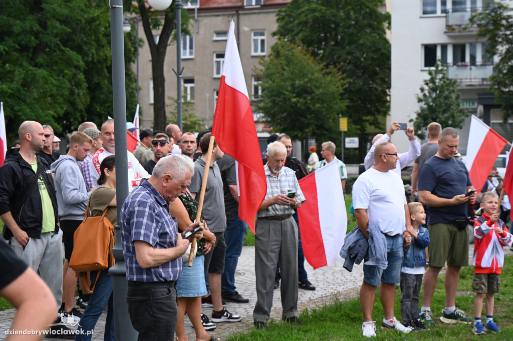 Pikieta pod Urzędem Miasta: STOP IMIGRANTOM