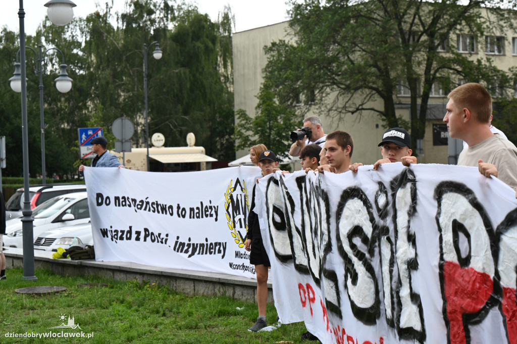 Pikieta pod Urzędem Miasta: STOP IMIGRANTOM