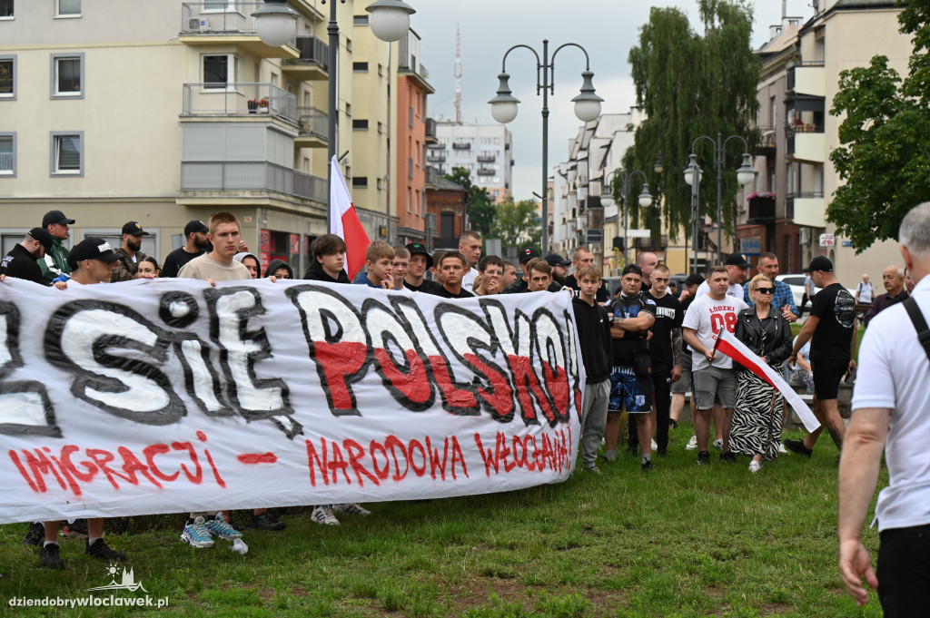 Pikieta pod Urzędem Miasta: STOP IMIGRANTOM