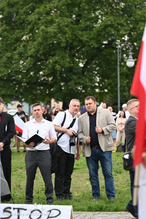 Pikieta pod Urzędem Miasta: STOP IMIGRANTOM