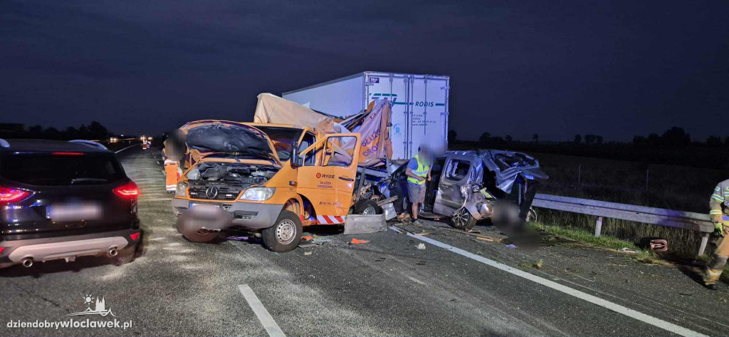 Zderzenie trzech pojazdów na A1