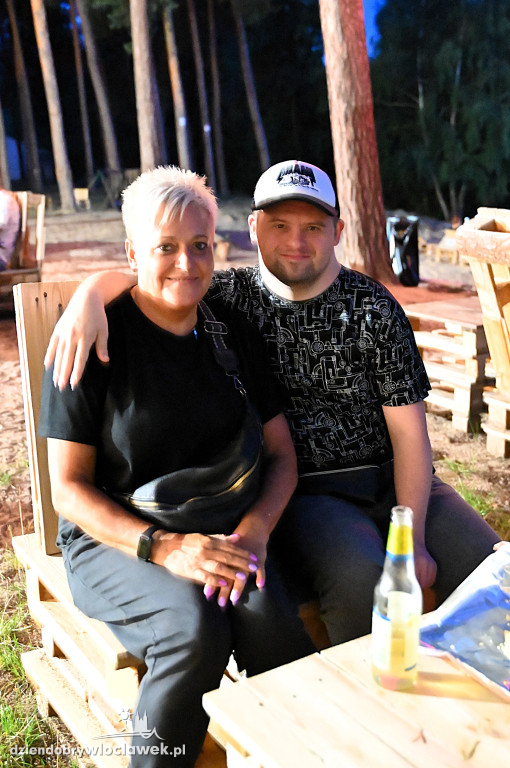 Roztańczony Magiczny Brzeg nad Jeziorem Czarnym