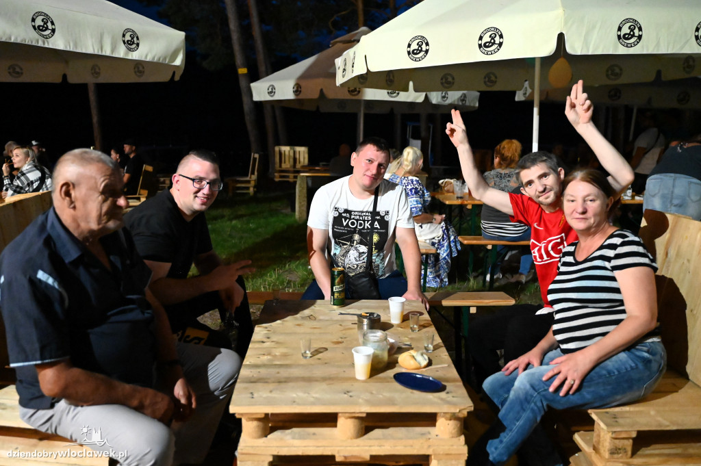 Roztańczony Magiczny Brzeg nad Jeziorem Czarnym