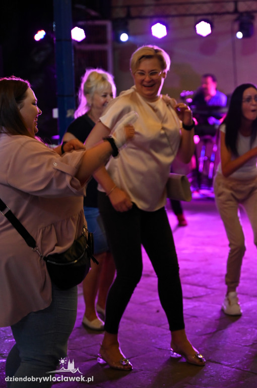 Roztańczony Magiczny Brzeg nad Jeziorem Czarnym