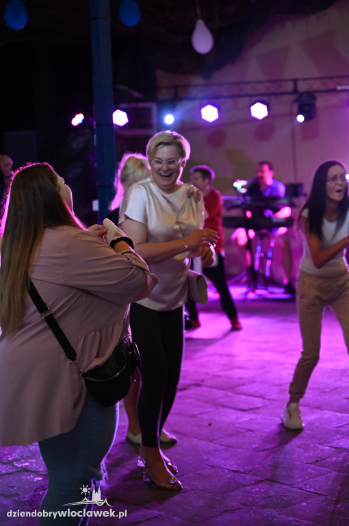 Roztańczony Magiczny Brzeg nad Jeziorem Czarnym