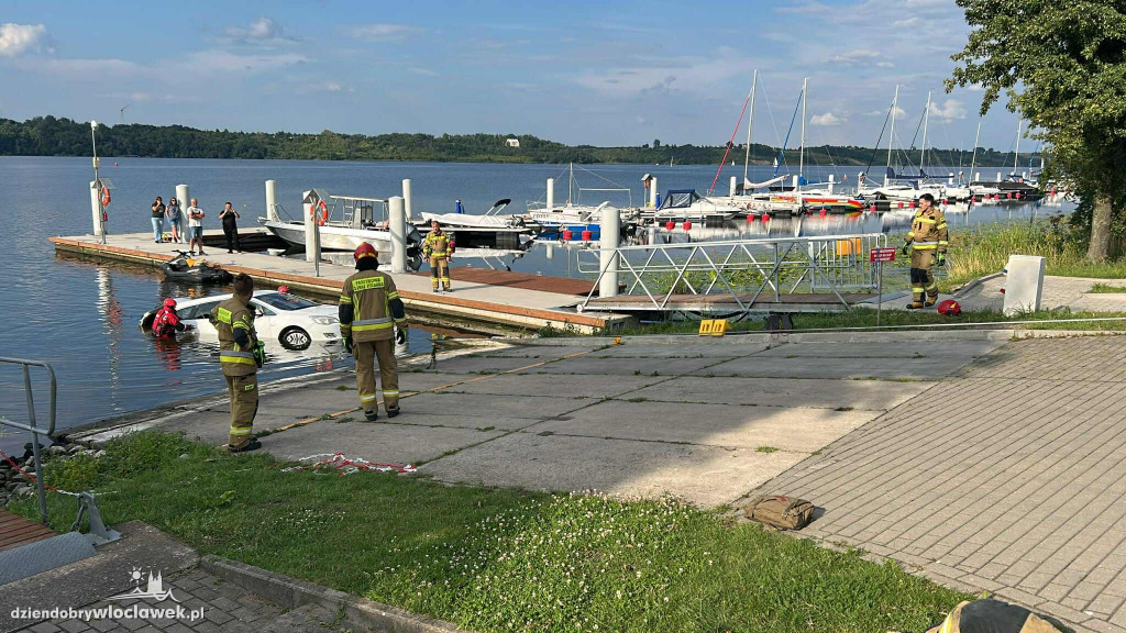 Samochód w Wiśle na Płockiej