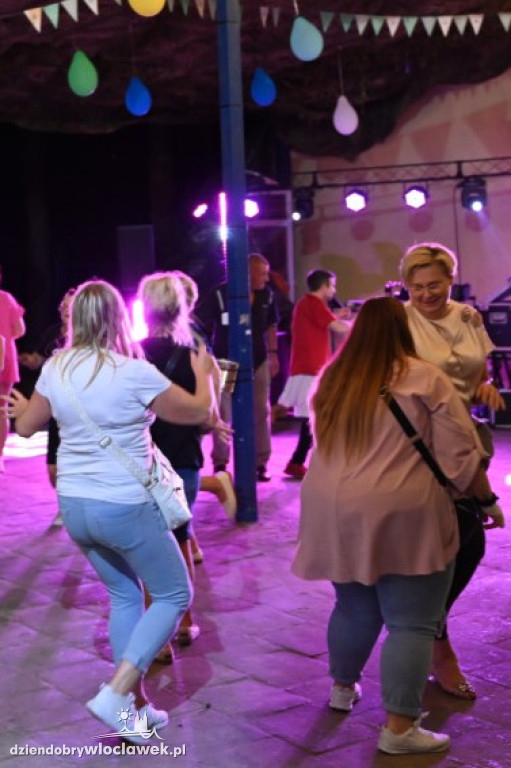 Roztańczony Magiczny Brzeg nad Jeziorem Czarnym