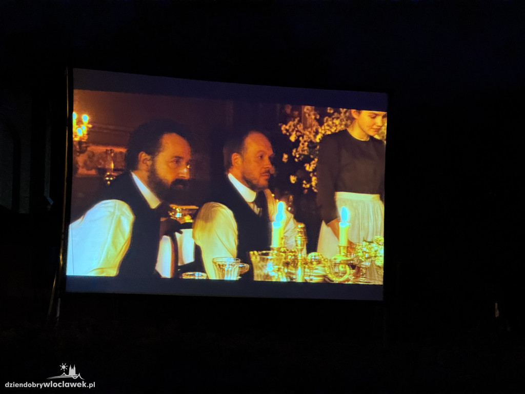 Letnie kino pod chmurką
