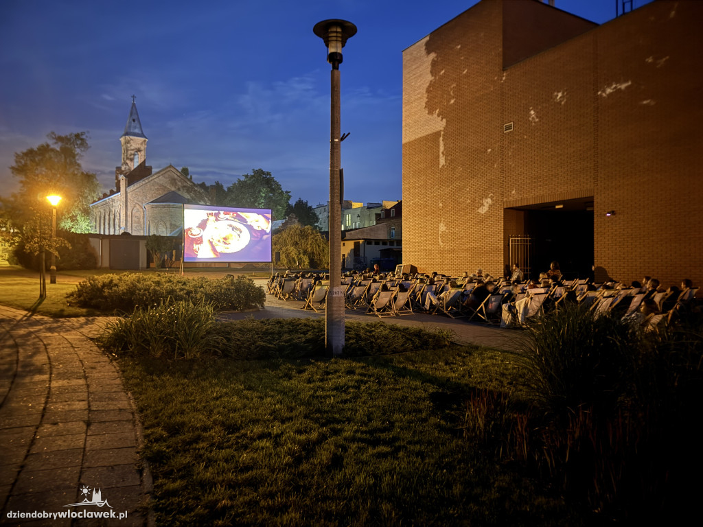 Letnie kino pod chmurką