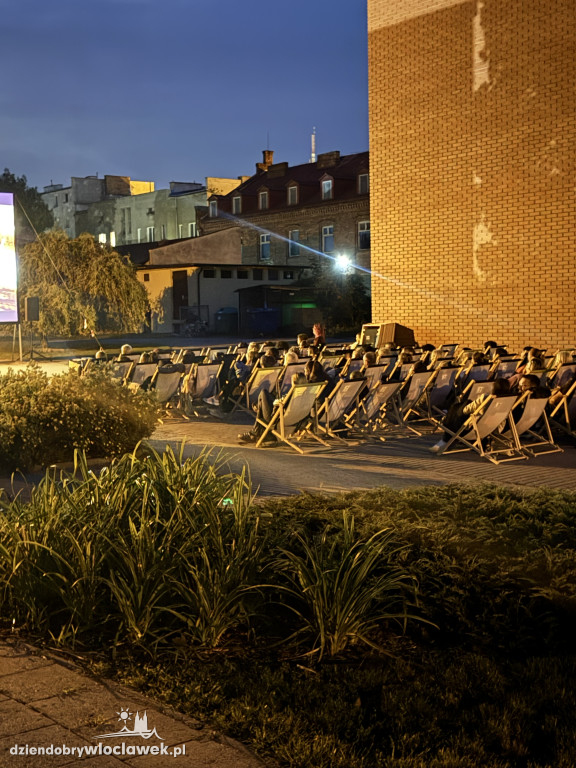 Letnie kino pod chmurką