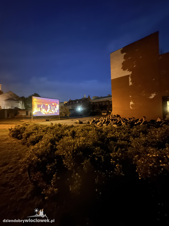 Letnie kino pod chmurką