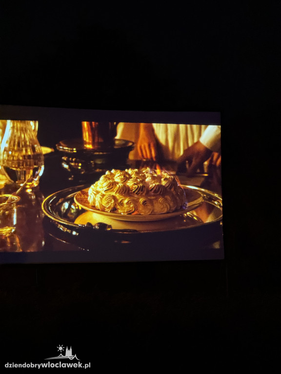 Letnie kino pod chmurką
