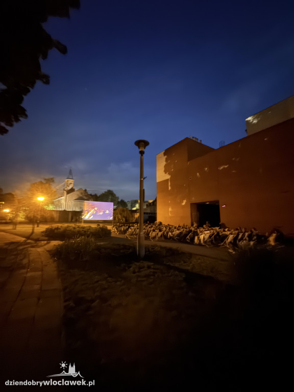 Letnie kino pod chmurką