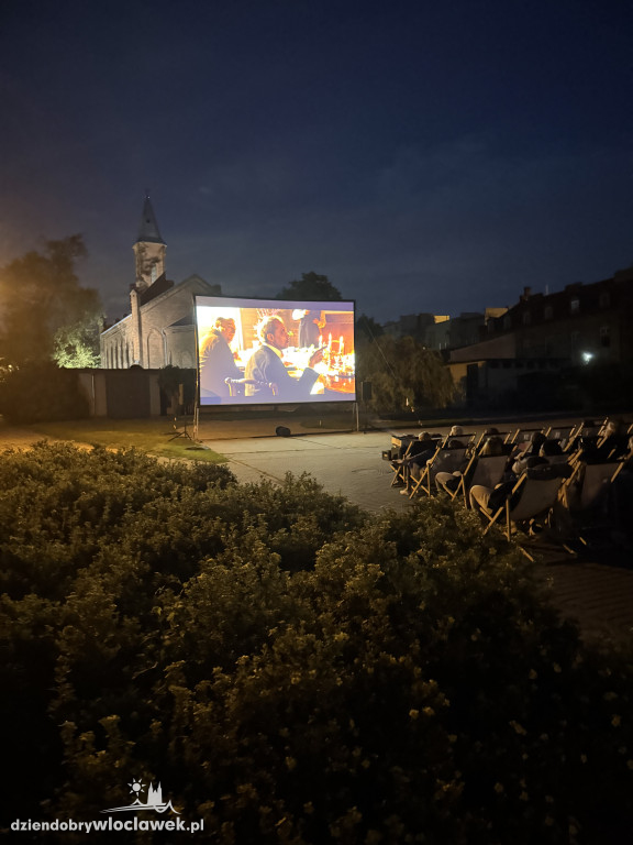 Letnie kino pod chmurką