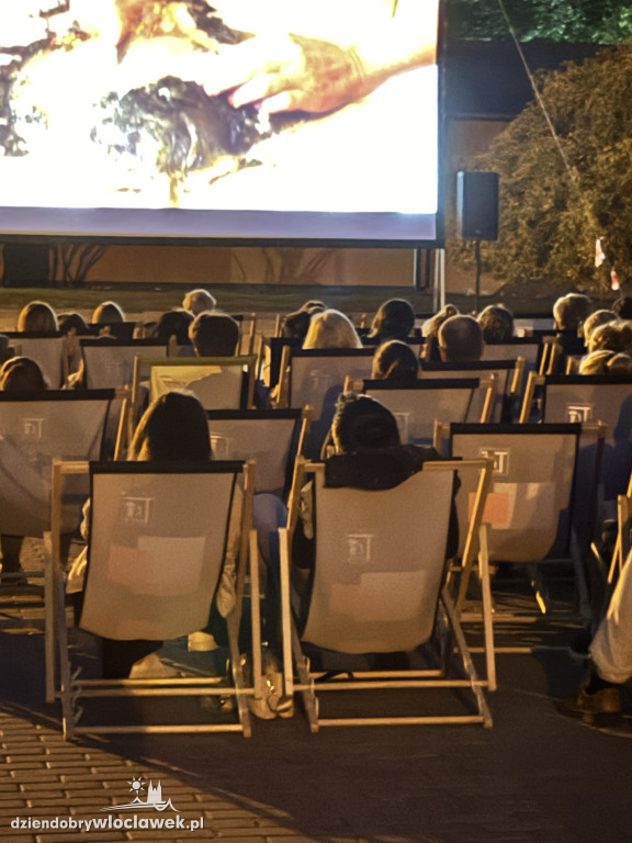 Letnie kino pod chmurką