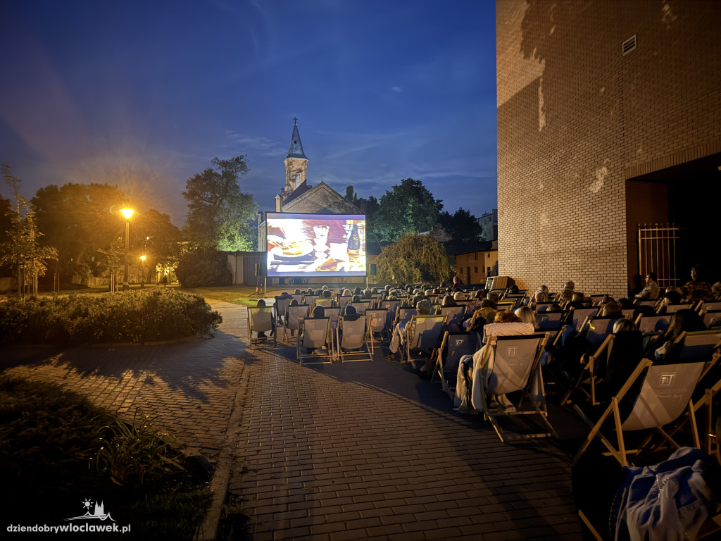 Letnie kino pod chmurką