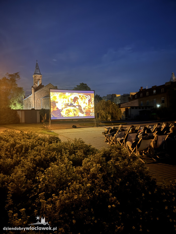 Letnie kino pod chmurką