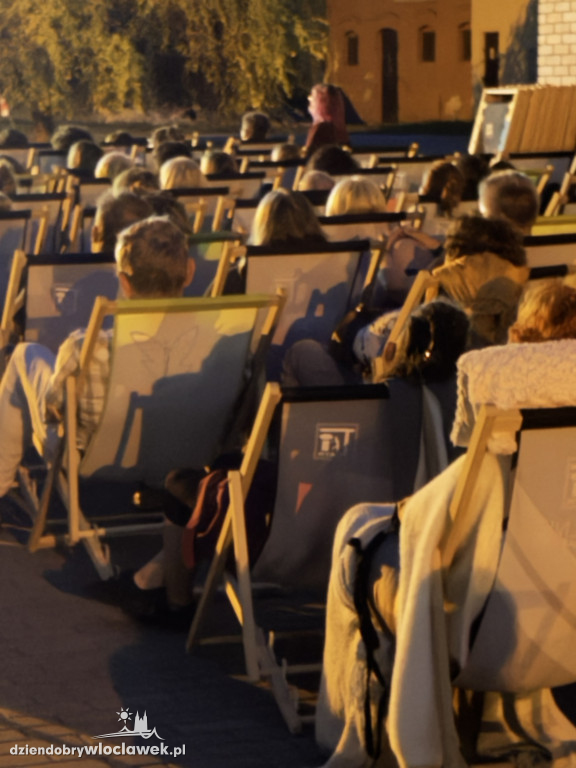 Letnie kino pod chmurką