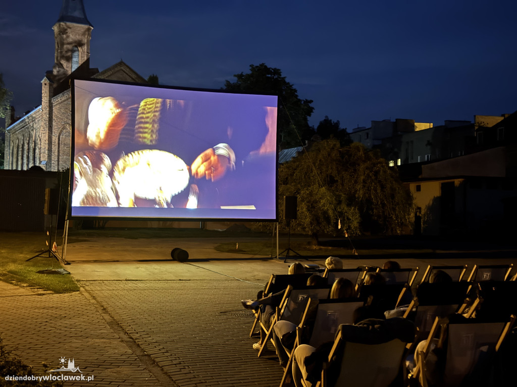 Letnie kino pod chmurką