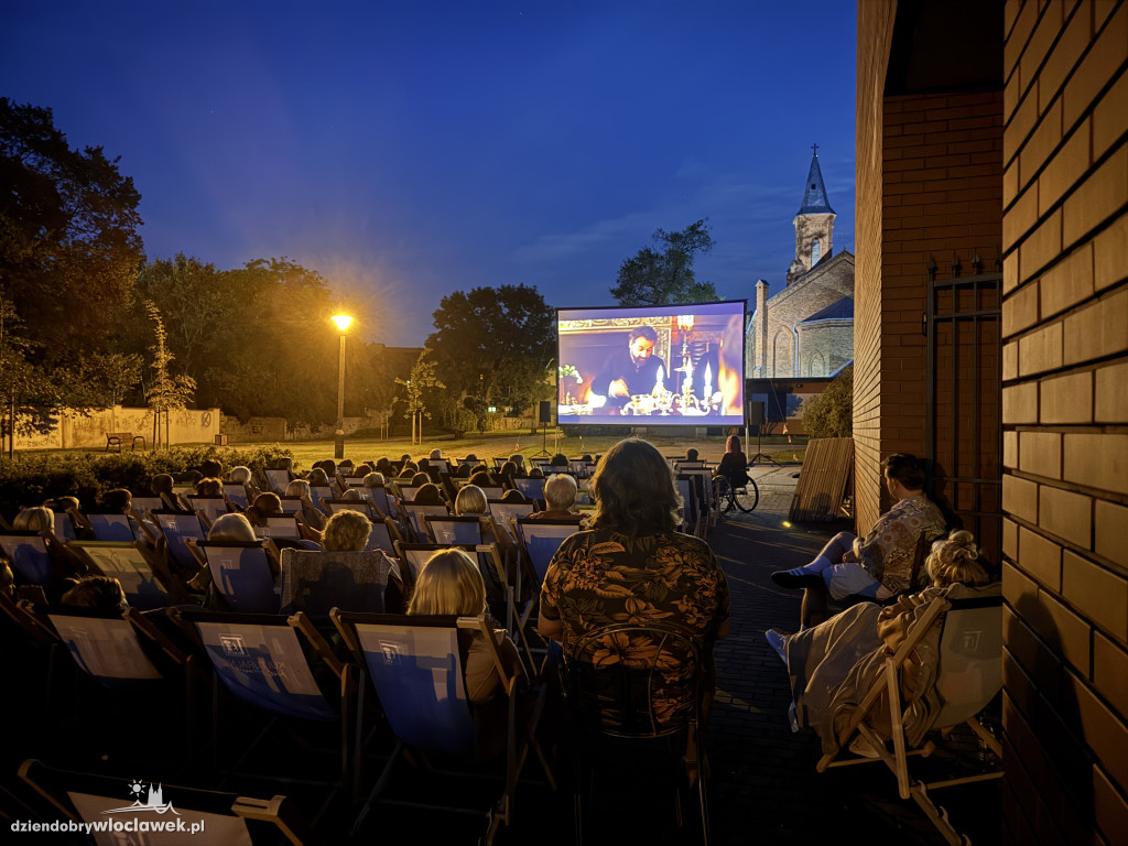 Letnie kino pod chmurką