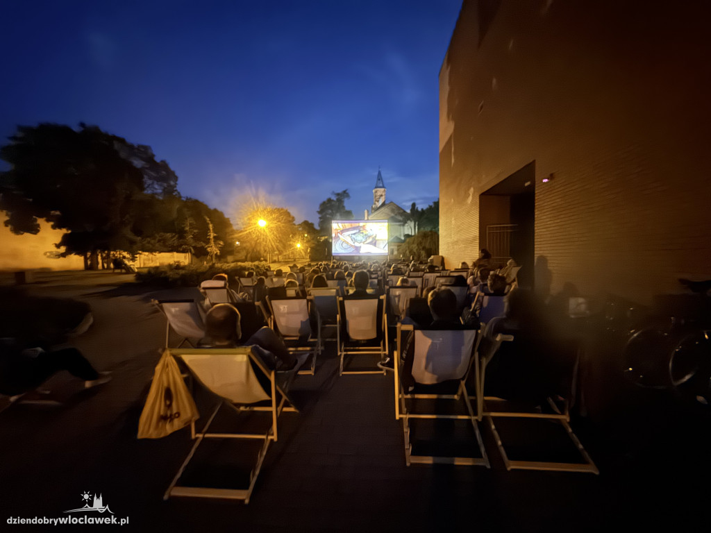 Letnie kino pod chmurką