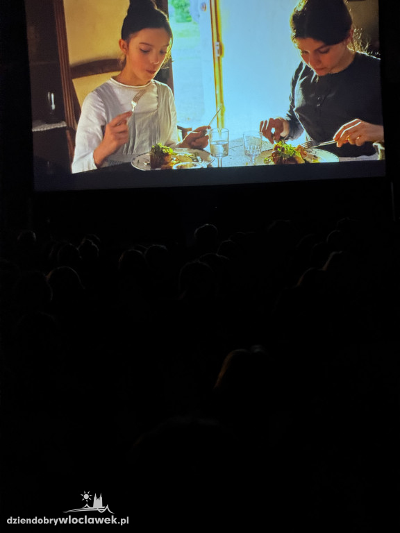 Letnie kino pod chmurką