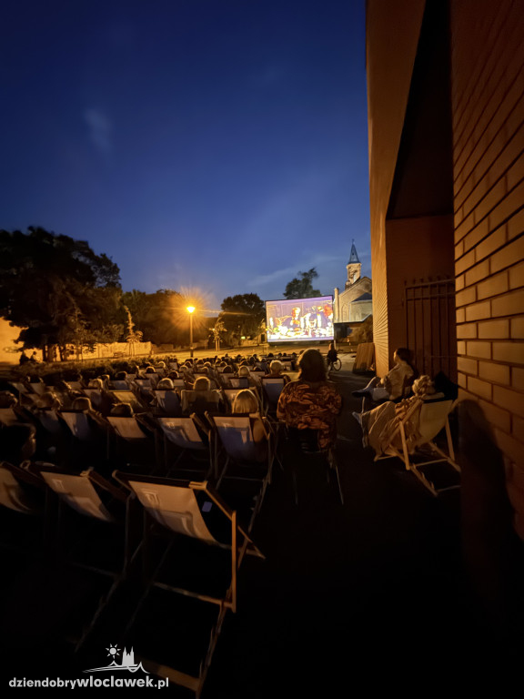 Letnie kino pod chmurką