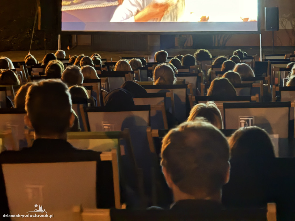 Letnie kino pod chmurką