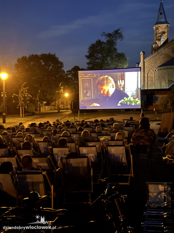 Letnie kino pod chmurką