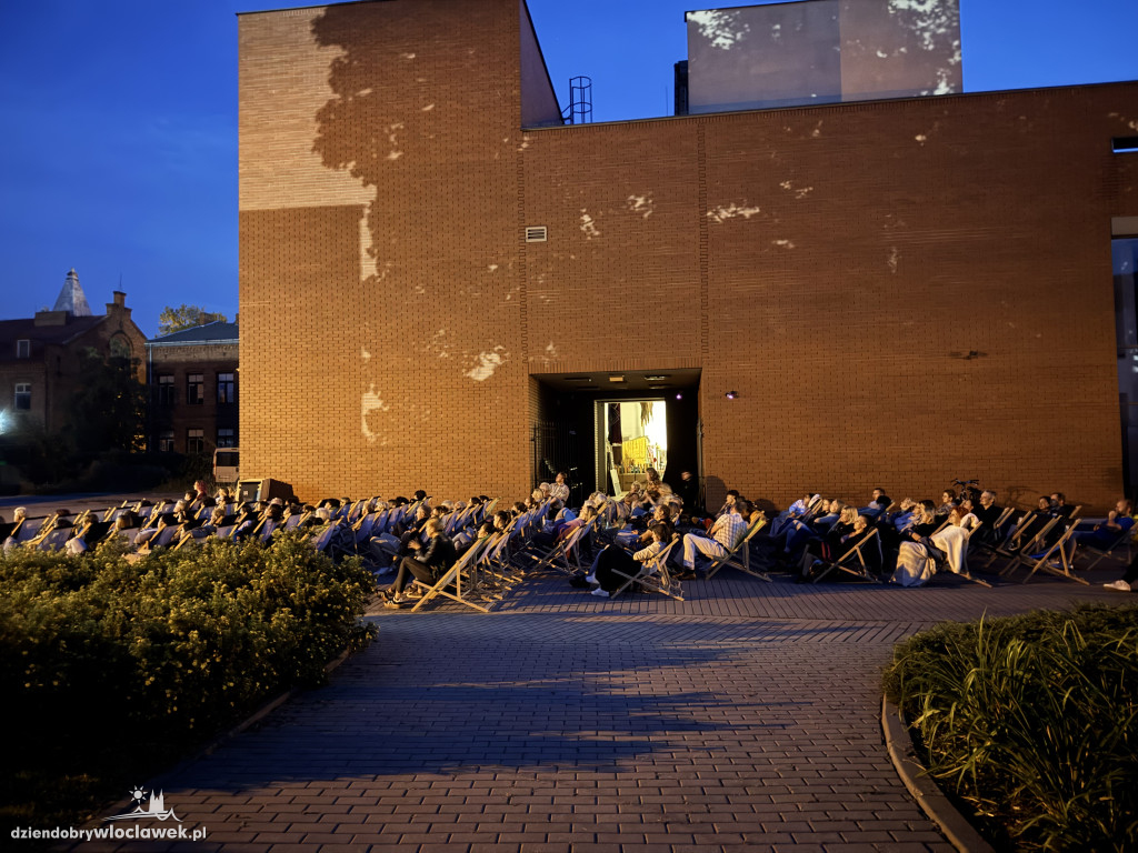Letnie kino pod chmurką