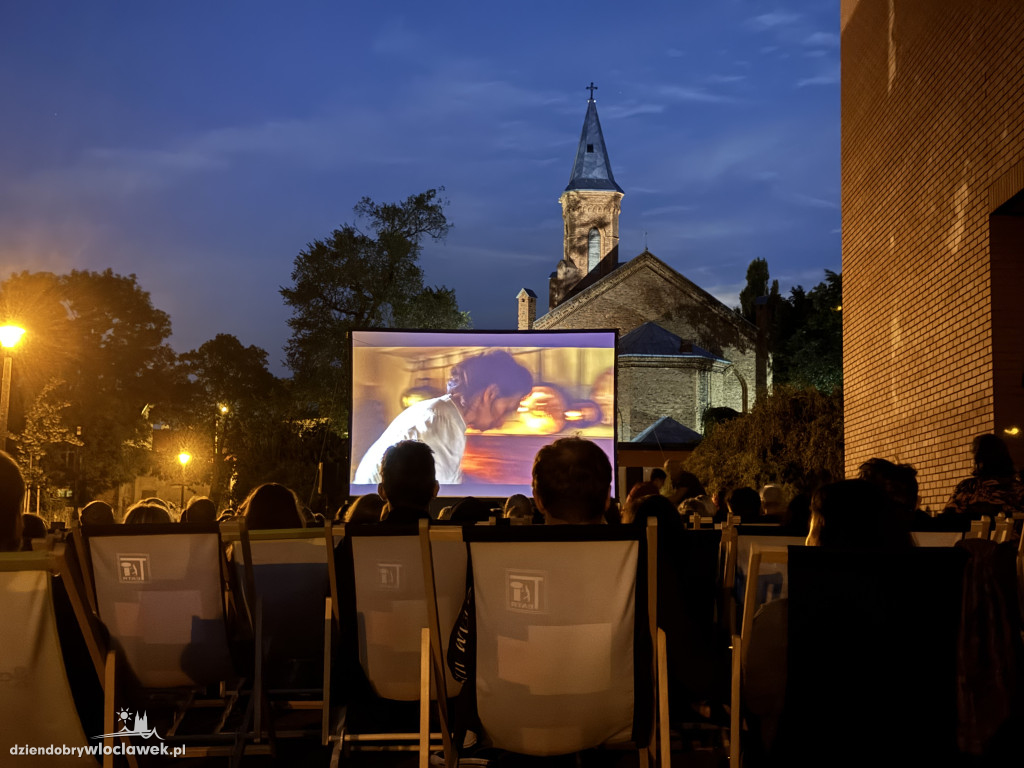 Letnie kino pod chmurką