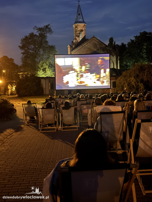 Letnie kino pod chmurką