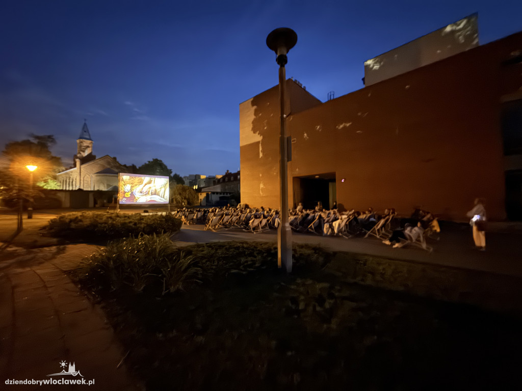 Letnie kino pod chmurką
