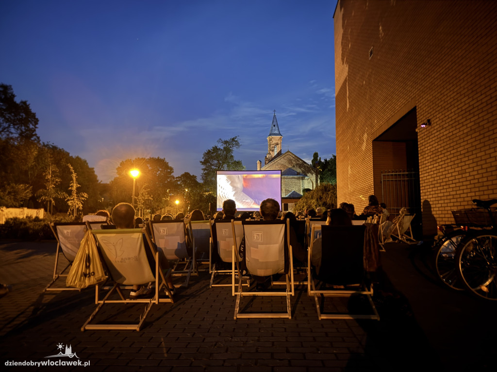 Letnie kino pod chmurką