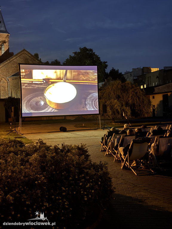 Letnie kino pod chmurką