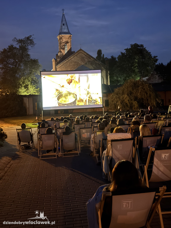 Letnie kino pod chmurką