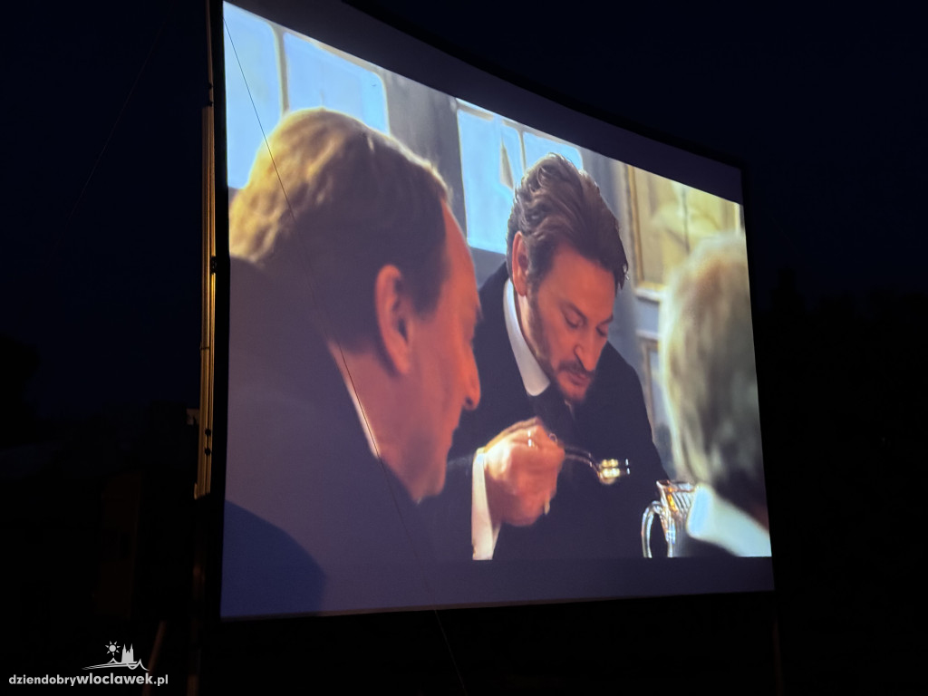 Letnie kino pod chmurką