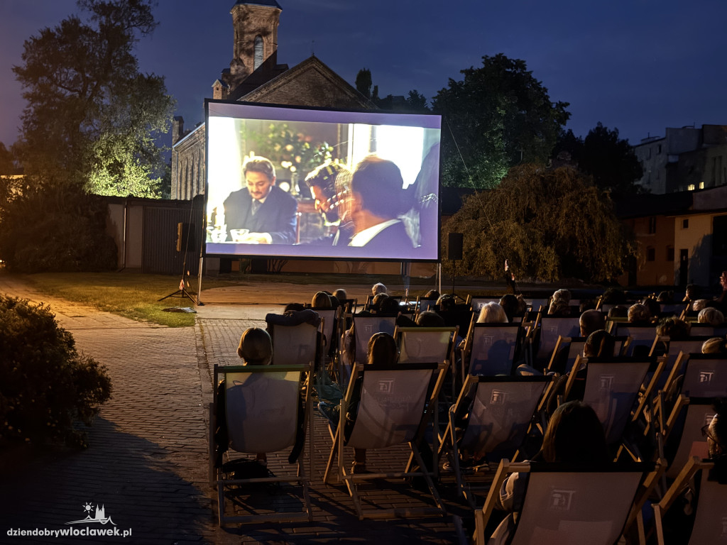 Letnie kino pod chmurką