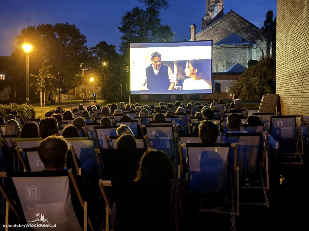 Letnie kino pod chmurką