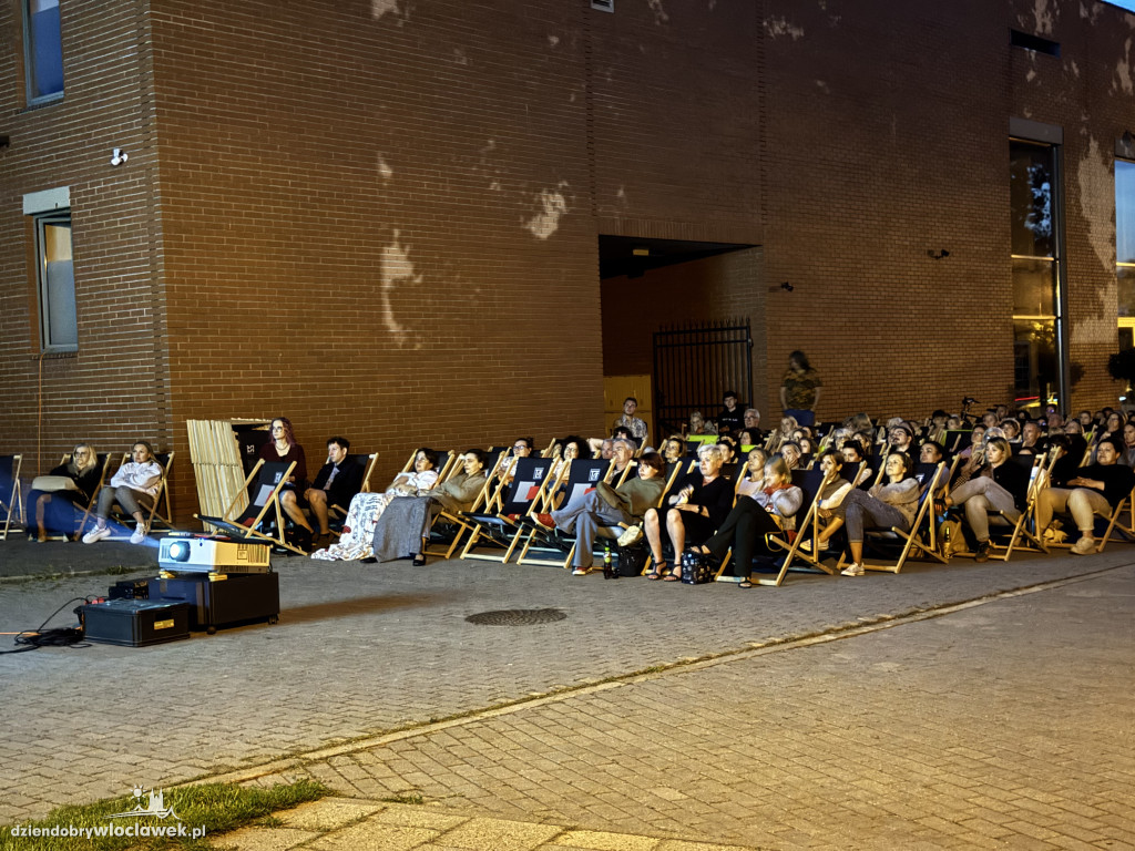 Letnie kino pod chmurką