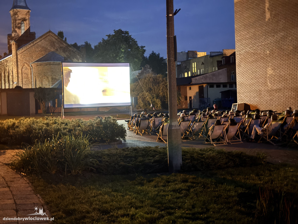 Letnie kino pod chmurką