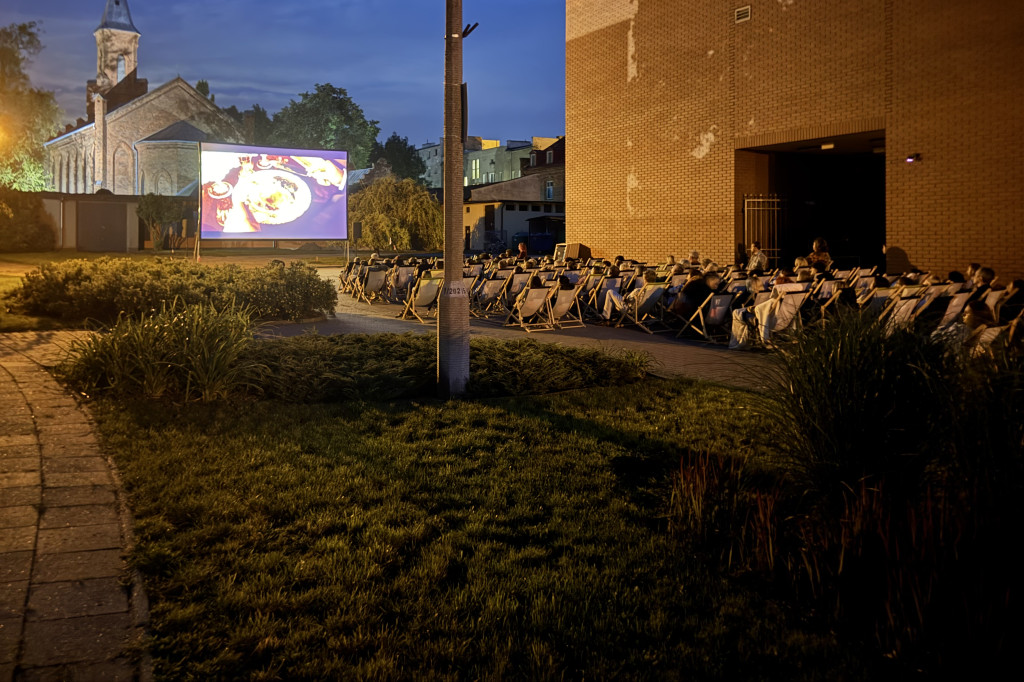 Letnie kino pod chmurką