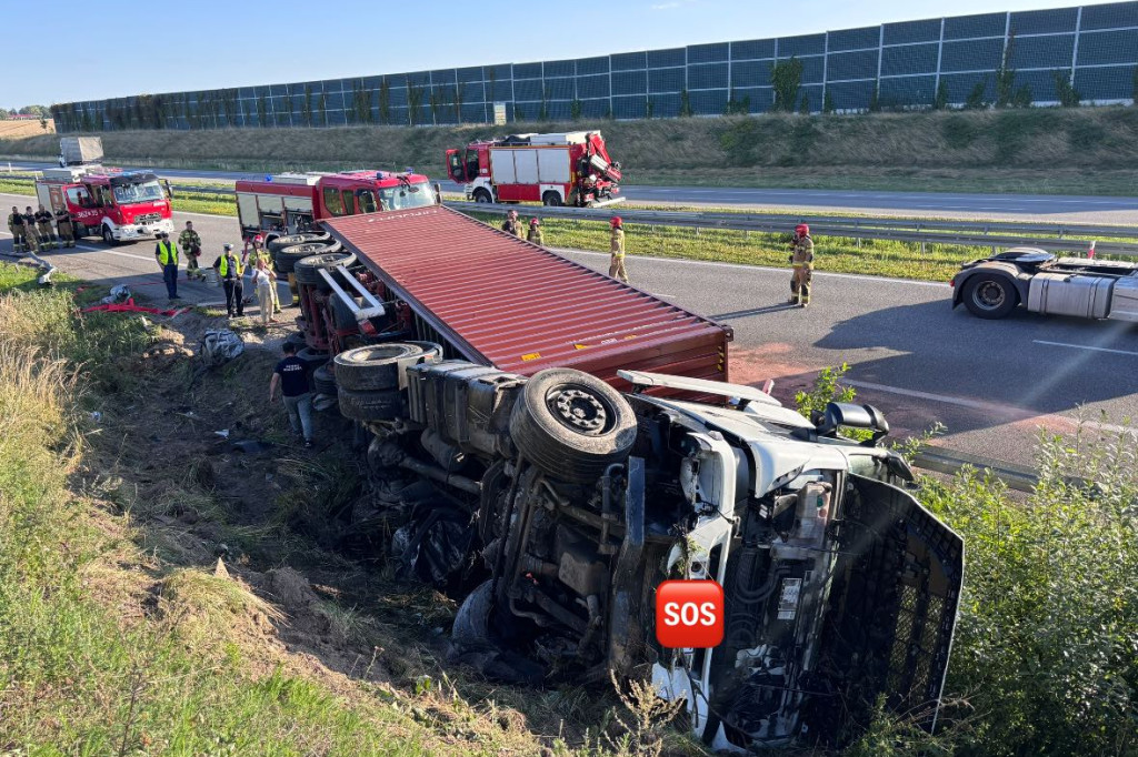 Przewrócona ciężarówka sparaliżowała A1