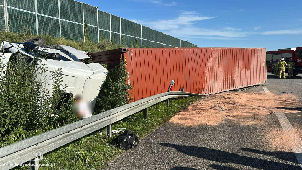 Przewrócona ciężarówka sparaliżowała A1