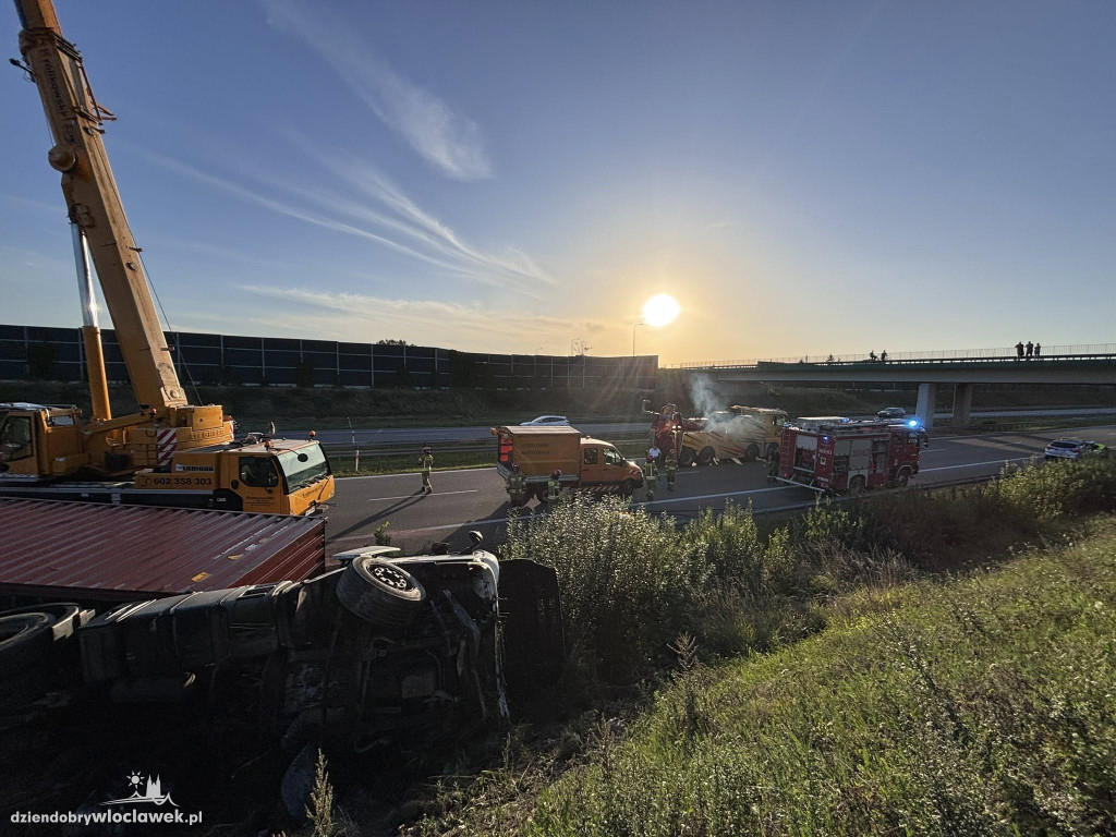 Przewrócona ciężarówka sparaliżowała A1