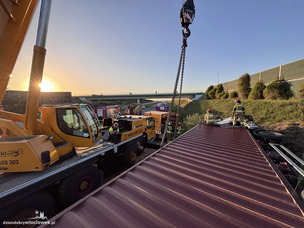 Przewrócona ciężarówka sparaliżowała A1