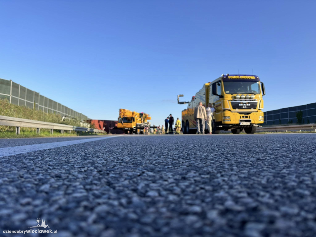 Przewrócona ciężarówka sparaliżowała A1