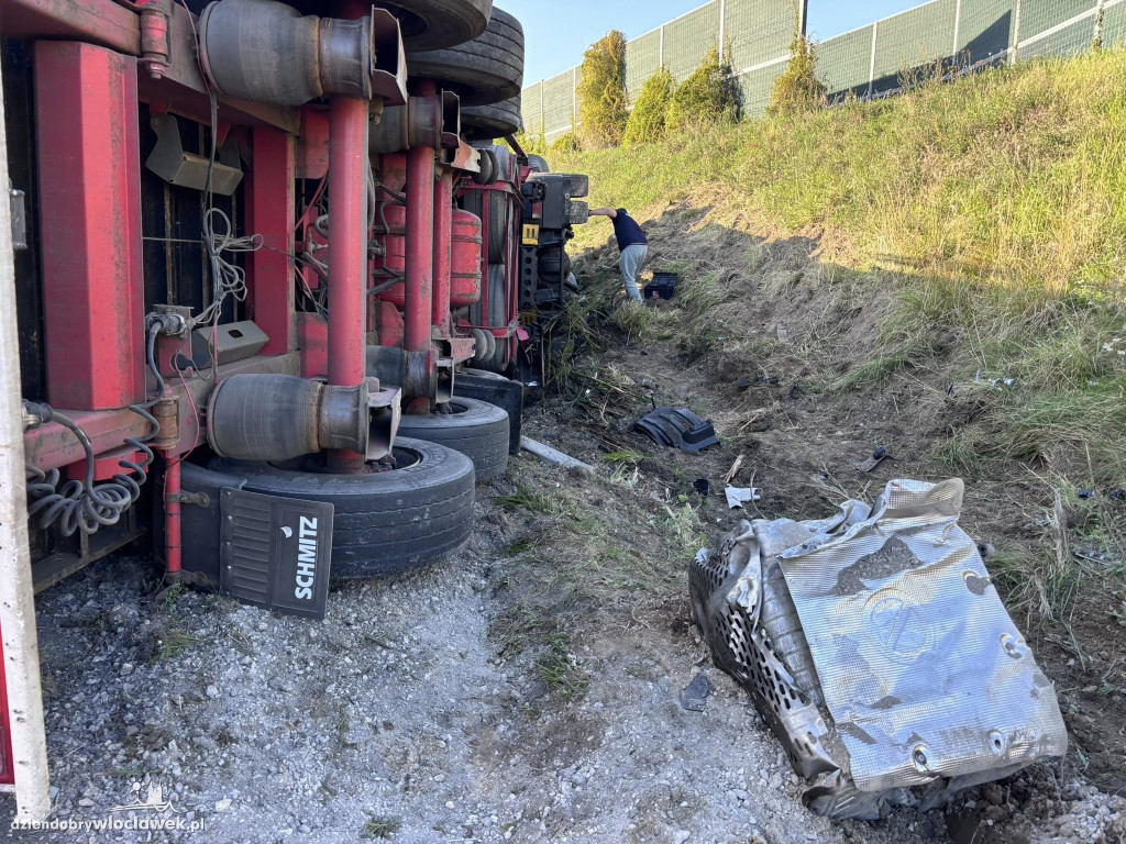 Przewrócona ciężarówka sparaliżowała A1