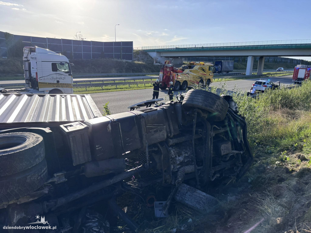 Przewrócona ciężarówka sparaliżowała A1