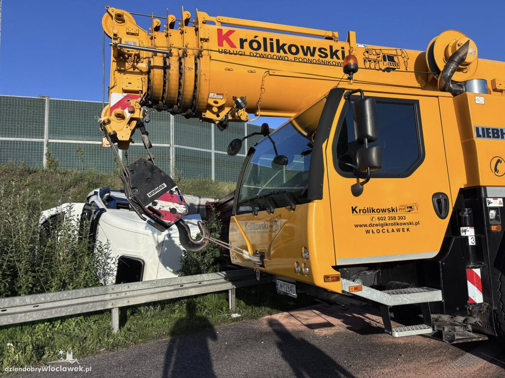 Przewrócona ciężarówka sparaliżowała A1